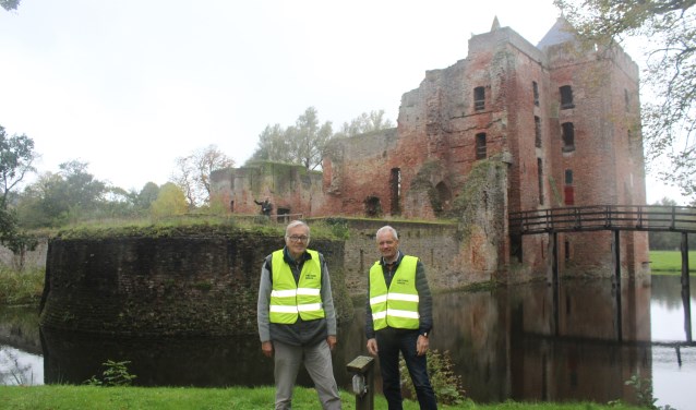 Amateur archeologen Jan Morren en Arie Goossen maken zich zorgen over waterpeil rondom de Ruïne van Brederode.