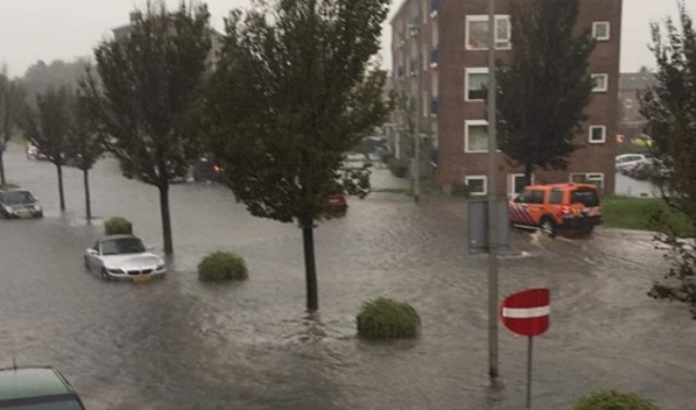 Wateroverlast in de Van Lennepweg.