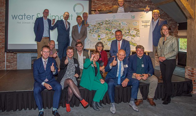 Aanwezige bestuurders geven samen een 'GO' voor het nieuwe Utrechtse netwerk 'Water & Klimaat.'
