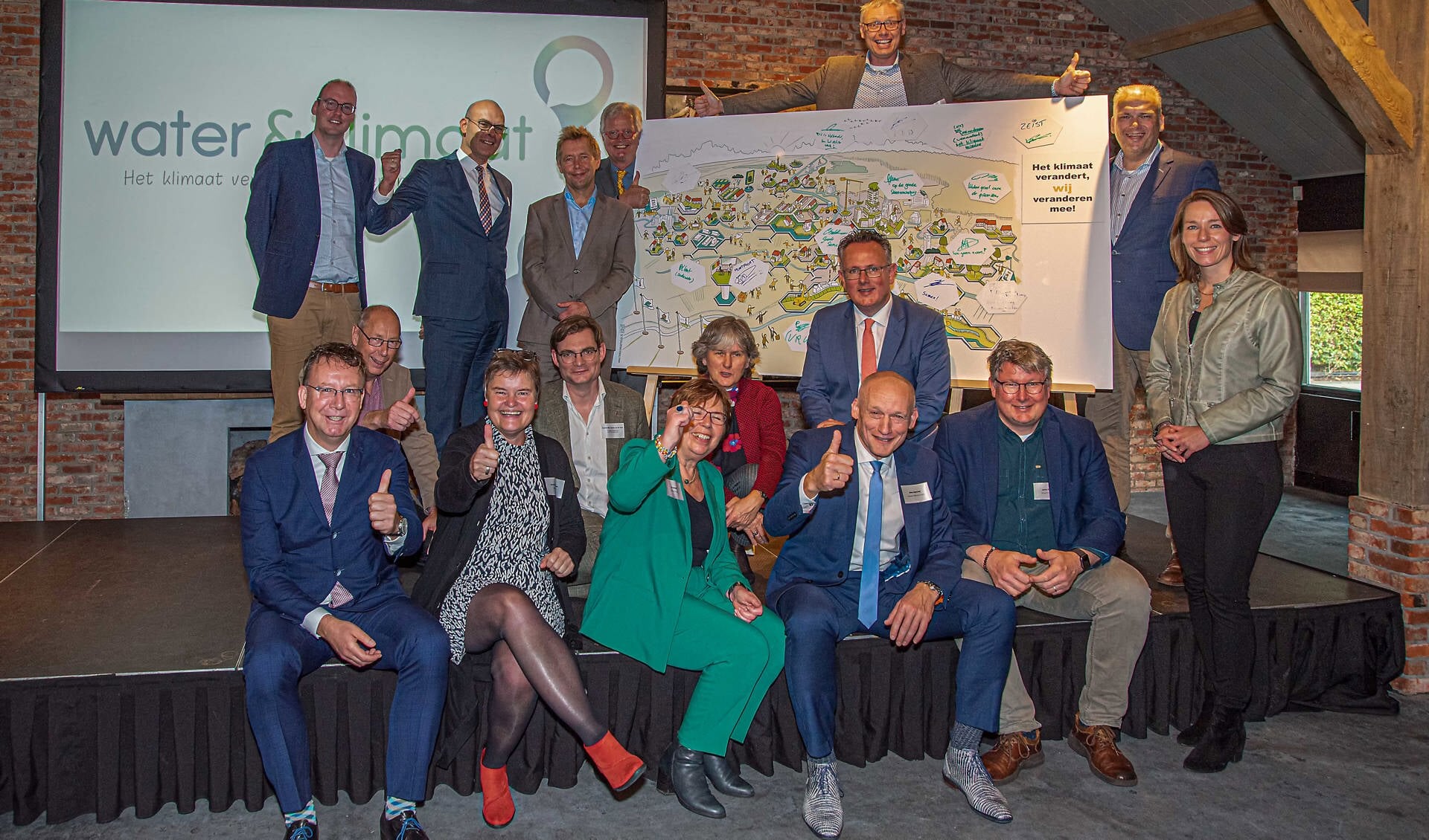 Aanwezige bestuurders geven samen een 'GO' voor het nieuwe Utrechtse netwerk 'Water & Klimaat.'