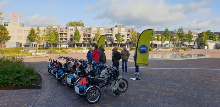 Fietsmaatjes in gesprek met belangstellenden