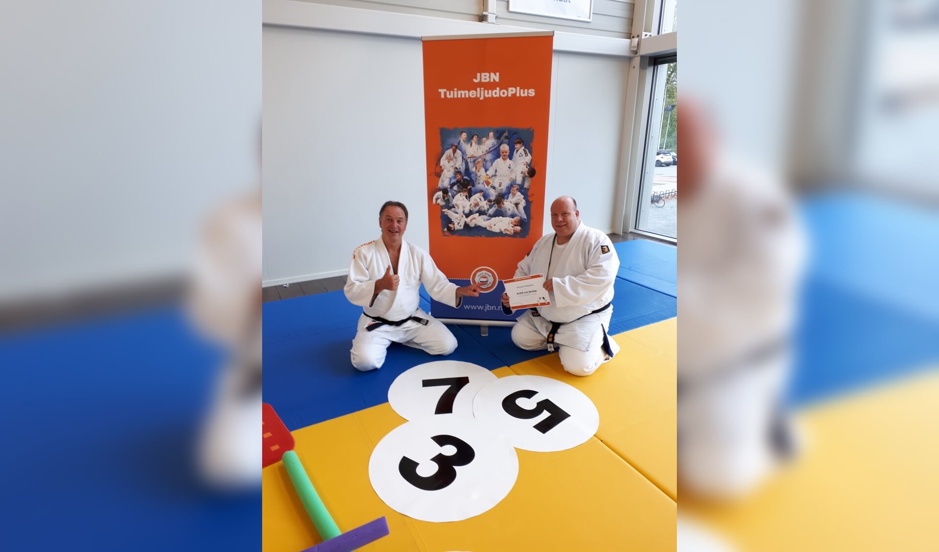 Judoleraar André van Buiten ontvangt  certificaat van Yos Lotens