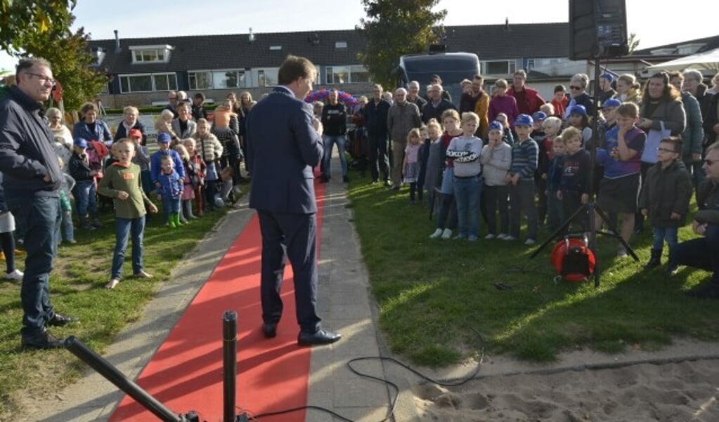 Kort voor de officiële opening: burgemeester Kats houdt een inleiding. Kids luisteren belangstellend toe maar willen eigenlijk zo snel mogelijk glijden. Links speeltuinvoorzitter  Gijs van Leeuwen. (Foto's: Pieter Vane)