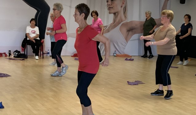 Anneke Scott actief tijdens een Vitaal 65+ les bij Piazza Sports