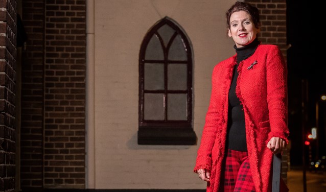 Dineke de Ruiter bji de Ericakerk aan de Ericalaan in Ede
