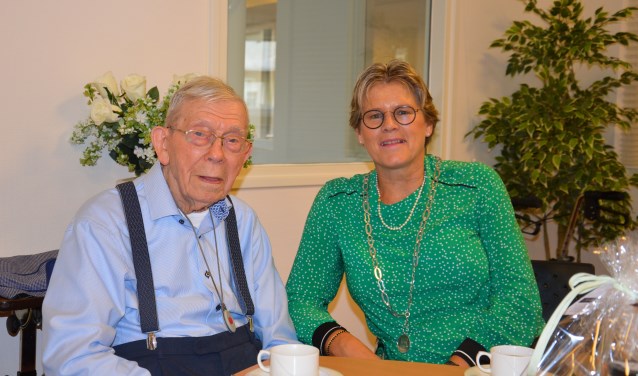 Frederik Kielder en burgemeester Titia Cnossen.