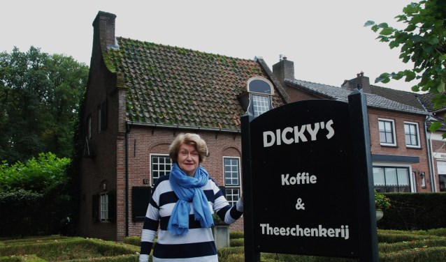 Dicky van Mourik bij het bord van haar Theeschenkerij, dat binnenkort verdwenen is.