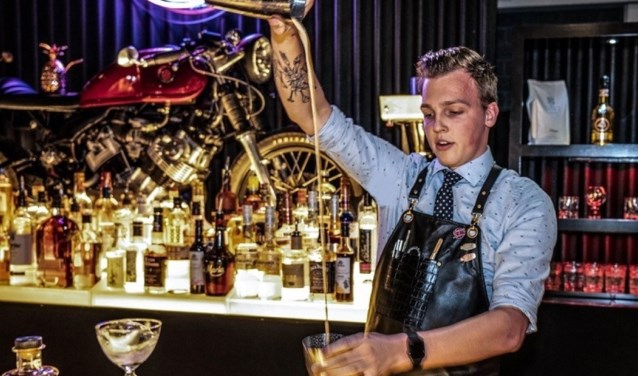 Bryan Kuijer in actie als bartender. ,,Mijn cocktail moest heel toegankelijk zijn, maar had ook diepgang."