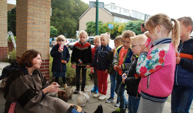 De potenbakker bij de bibliotheek vertelde haar verhaal.