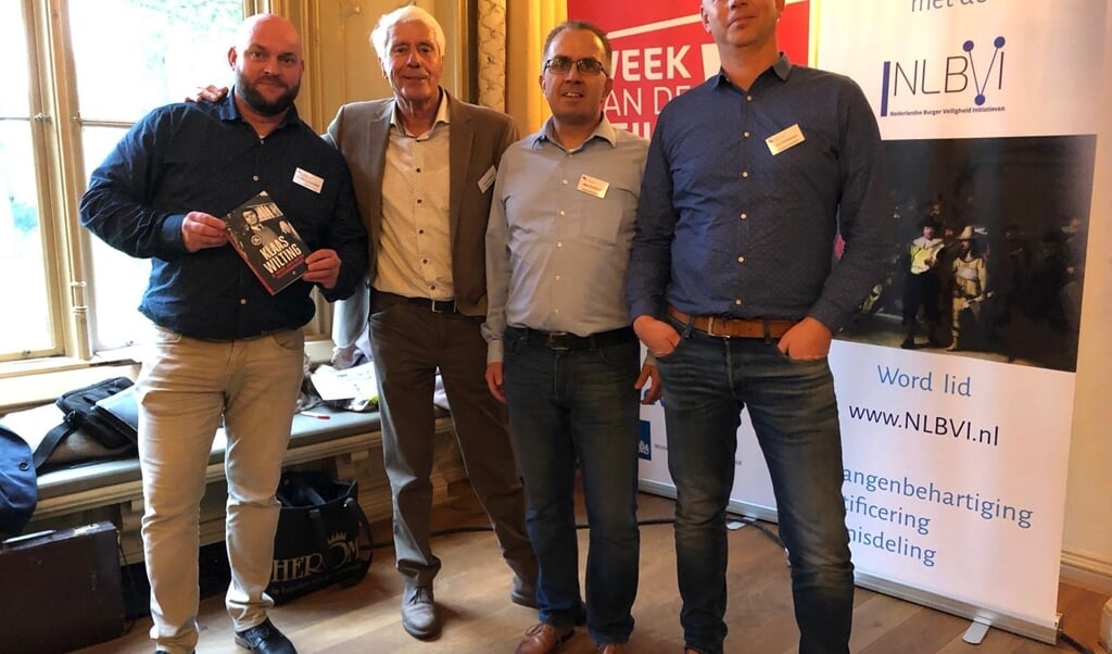 Van links naar rechts: Ruben Karrenbeld (Veilig De Burgt), presentator Klaas Wilting, René Oosterom (Veilig Veller) en Leon Kornman (gemeente Barneveld).