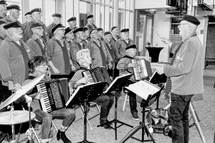 Het zeemanskoor Welvaren in et Inloophuis in de Kruiskerk