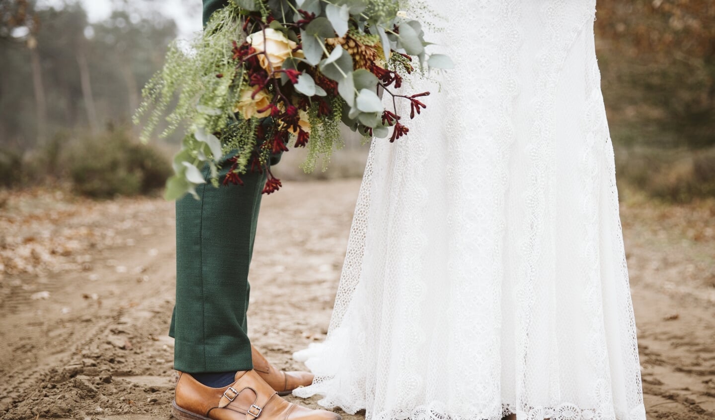 bruidsjurk, boeket en schoenen bruidegom
