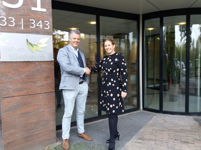Geert Tieman (links) en Sandra Harsveldt: tevreden over samenwerking tussen Hof van Sliedrecht en De Lange Wei