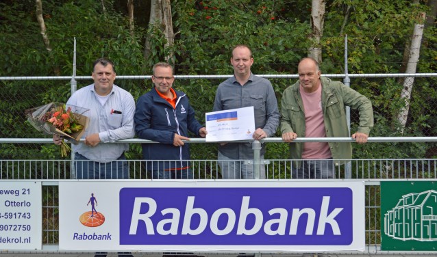 Dirk van Wikselaar, links op archieffoto, het gezicht van de plaatselijke trots.