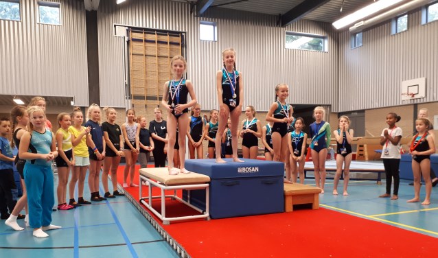 De huldiging van de kampioenen bij meisjes 10+.