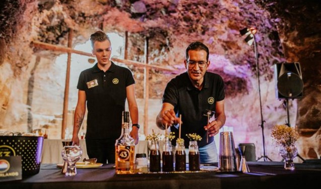 Bryan Kuijer (links) en Laurens da Costa tijdens de Bartenders and Baristas Challenge.