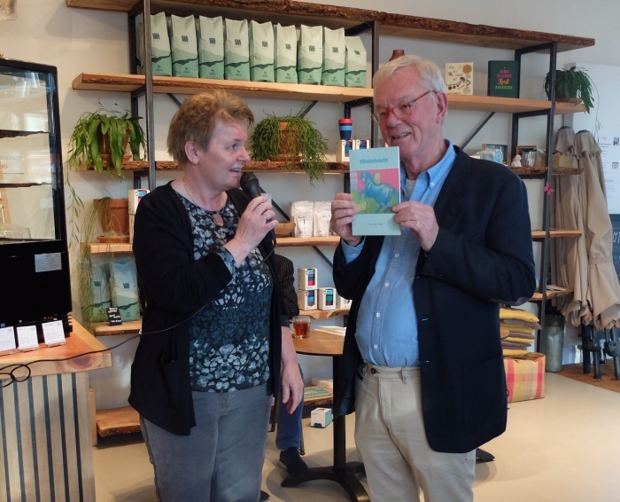 overhandigen van het eerste exemplaar door de uitgeer Anneke Bakker
