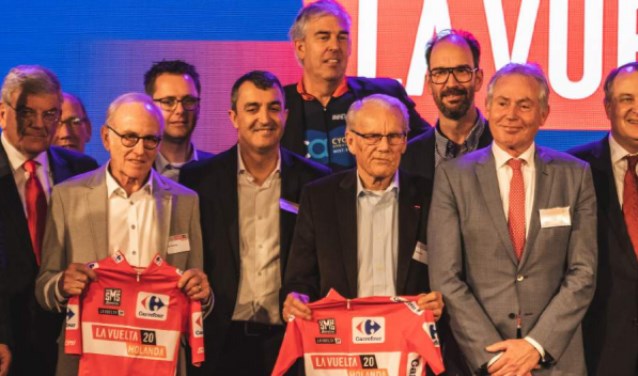 Oud-wielrenners Joop Zoetemelk en Jan Janssen poseren met de shirts van de Ronde van Spanje.