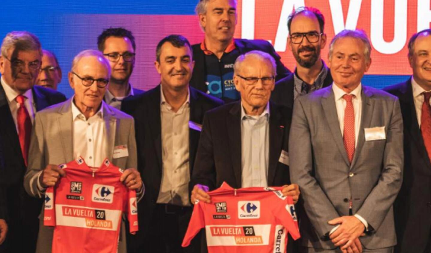 Oud-wielrenners Joop Zoetemelk en Jan Janssen poseren met de shirts van de Ronde van Spanje.