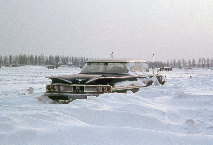 Een grote Amerikaanse Chevrolet Impala vastgelopen in de sneeuw!