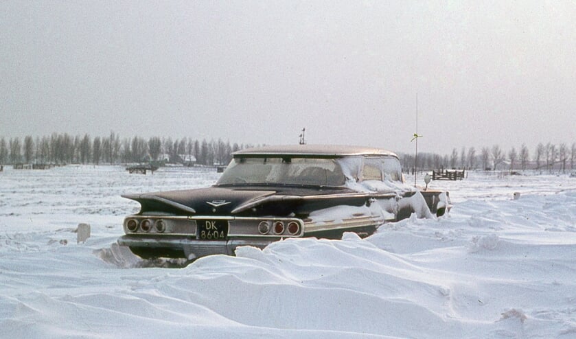 Een grote Amerikaanse Chevrolet Impala vastgelopen in de sneeuw!
