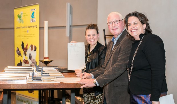 vlnr secretaris Annita Schothorst, voorzitter Reijer Schothorst en loco-burgemeester Willemien Vreugdenhil