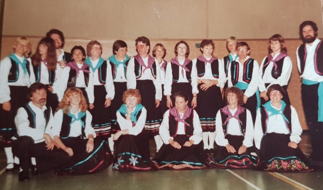 Een foto van de volksdansgroep in de gloriejaren.