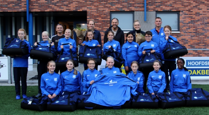Meisjesteam SDC Putten MO-15-2 met de sponsors.