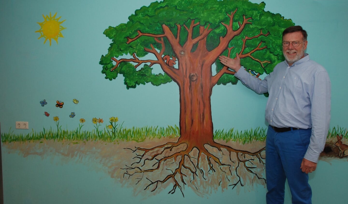 Directeur Rick Perfors voor 'De boom van de 7 gewoonten' in de hal van de school.