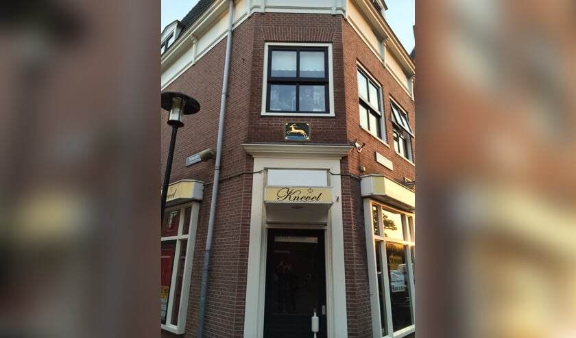 Het pand met het wapen van de familie Van der Hart, hoek Venestraat/Holkerstraat.