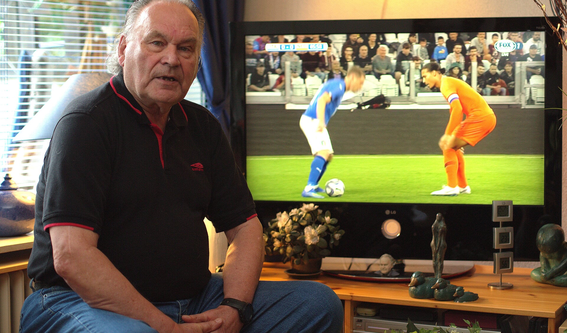 Henk van Ettekoven, altijd bereid ook voor Ede Stad, zijn mening over voetbal te geven.