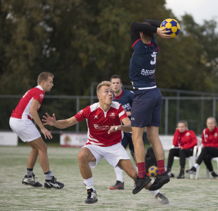 Steven Bakker in verdedigende positie.