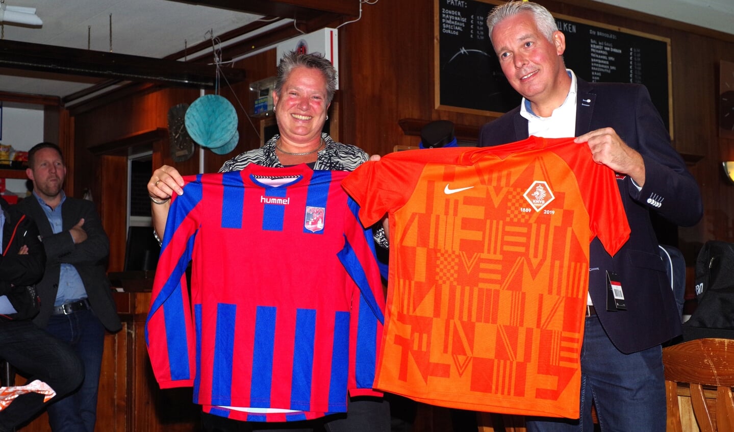 Shirtje ruilen met Karin de Jong (KNVB)