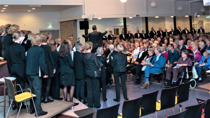 Beide koren samen met publiek