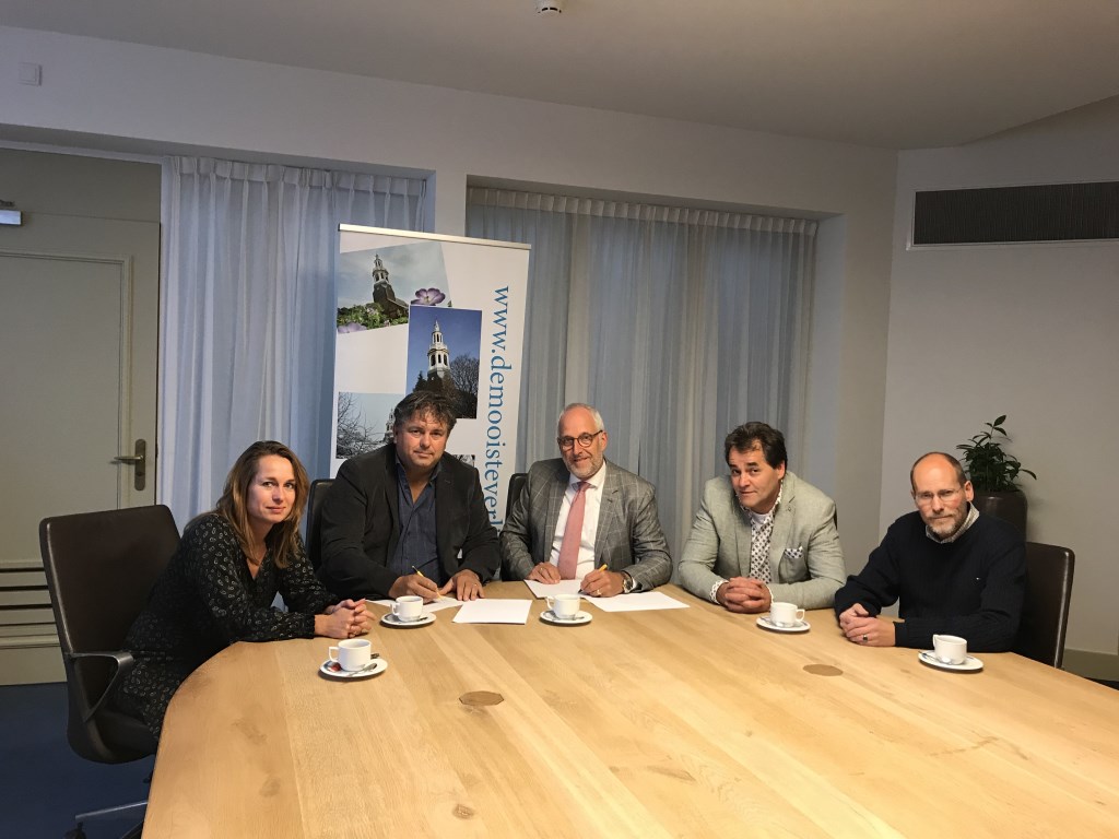 Christine Huisman (secretaris van de stichting), Henry Hamstra (voorzitter), burgemeester Gerard Renkema, Aalt van de Bunt (penningmeester) en Niels Staal (algemeen bestuurslid).