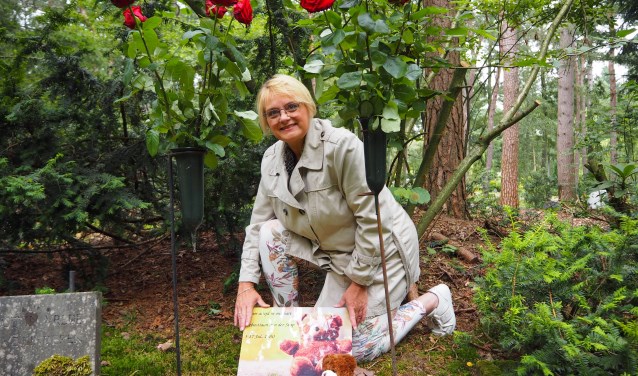 Coby van der Stap bij het graf van Sebastiaan op Rusthof, dat ze na 29 jaar eindelijk heeft gevonden.