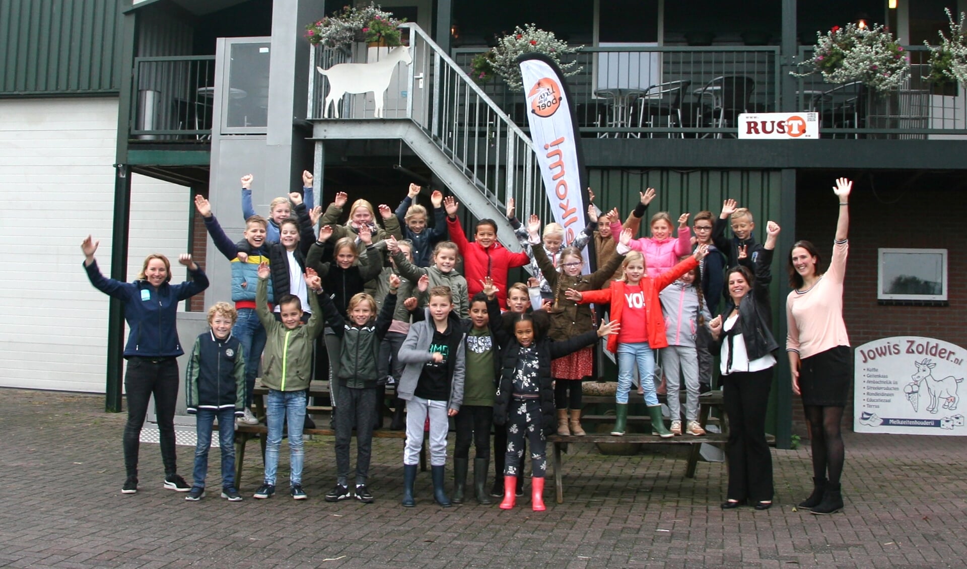 Groep 6 van Basisschool de Bron uit Veenendaal bij Jowis Zolder, samen met educatieboerin Gerina van den Brink (uiterst rechts), wethouder in Ede Willemien Vreugdenhil (tweede van rechts) en Conny van den Top (links) namens LTO Gelderse Vallei.