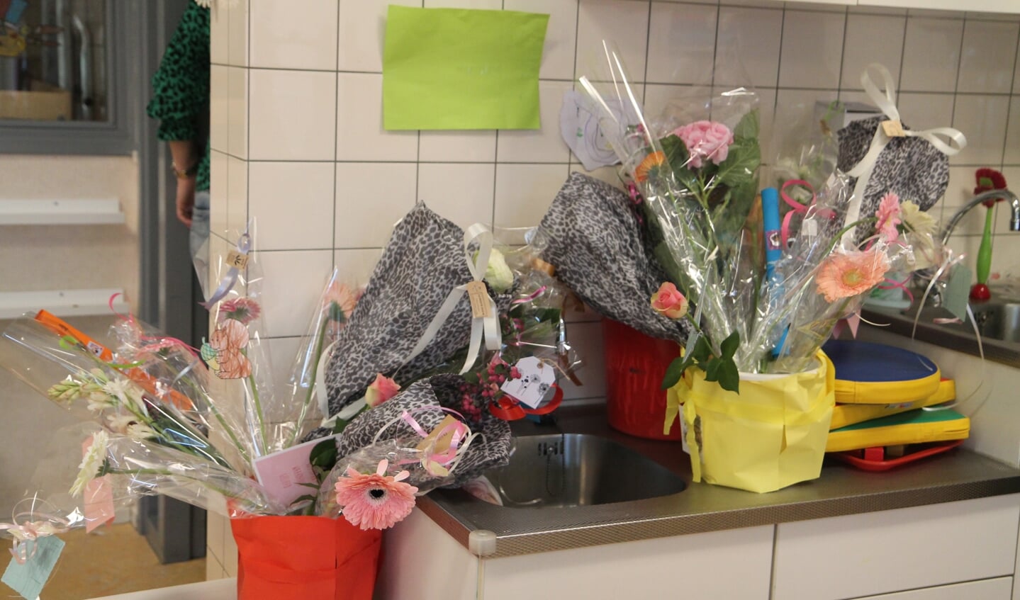 Elke peuter mocht een bloem aan de juffen geven zodat prachtige boeketten ontstonden