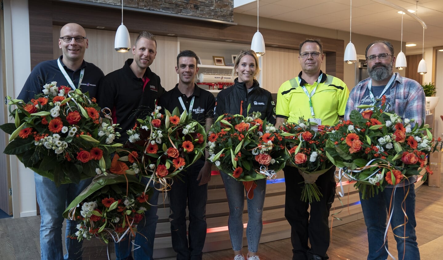 Ambassadrice Hélène Hendriks (derde van links) poseert met vijf finalisten van het NK Veiligste Chauffeur 2019: Martijn Hofman, Marco Dijkstra, Edwin Maljaars, Andre Dillerop en Martijn Klink (vln