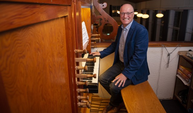 Dirk van Meerveld is veertig jaar organist bij de Gereformeerde Kerk in Zwartebroek.