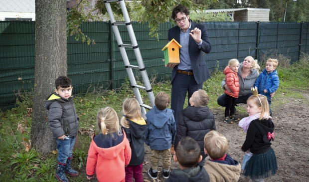 <p>Wethouder Merijn Snoek heeft samen met de kids van het kinderdagverblijf Beer Bodoni beschilderde nestkasjes opgehangen.</p>