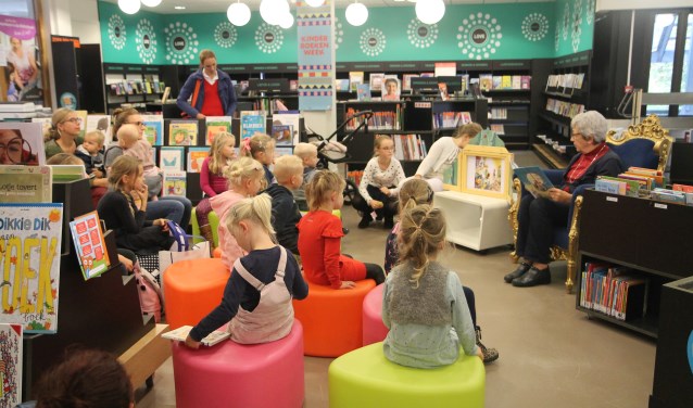 Er wordt aandachtig geluisterd naar het voorleesverhaal.