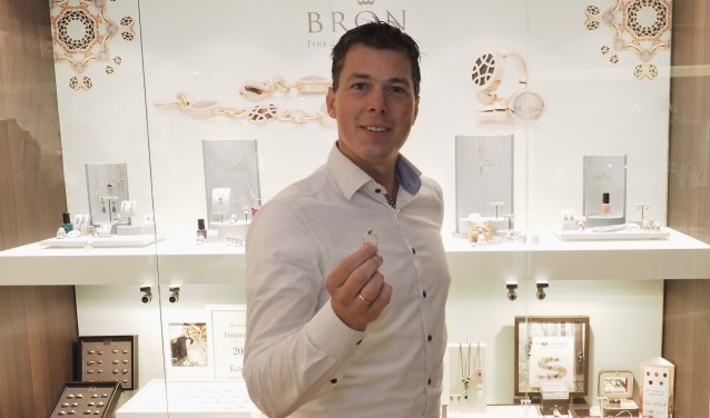 Frank Bakker toont één van de bijzondere verlovingsringen met uiteraard een diamant.