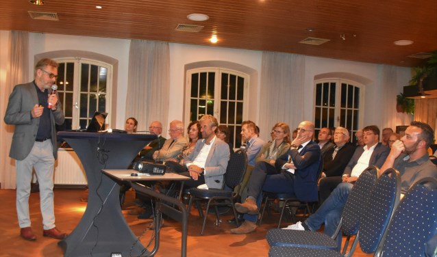 Aandachtig (ondernemers)publiek bij uiteenzetting over de mogelijkheden in de toerismesector.