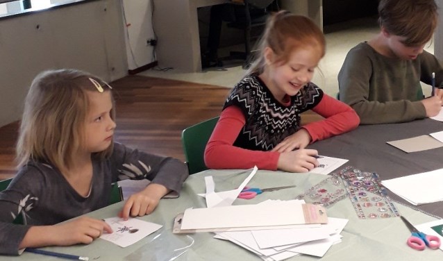 kinderen knutselen