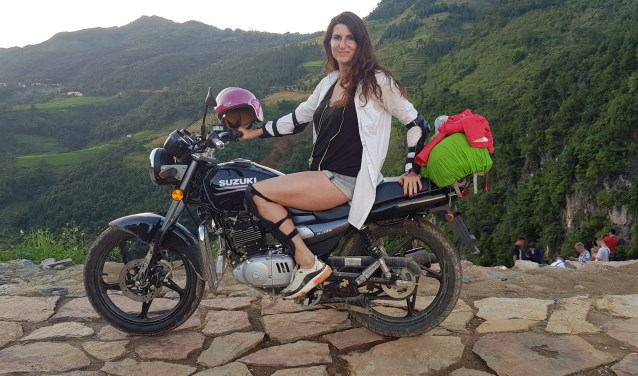 Monique Rijsdijk op de motor in Vietnam.