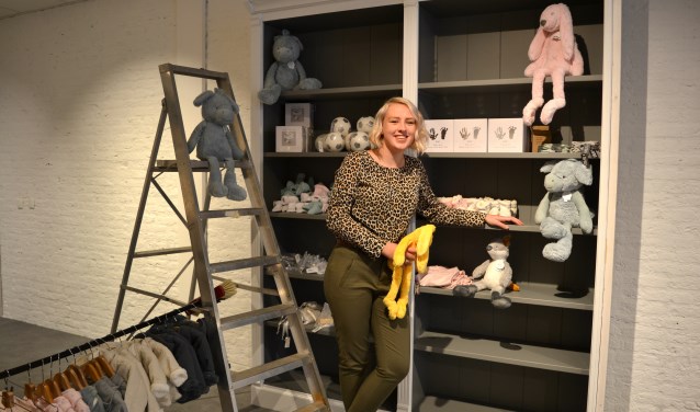 Julia Kranen hier nog volop bezig met het inrichten van haar winkel 'Per Bambini'.