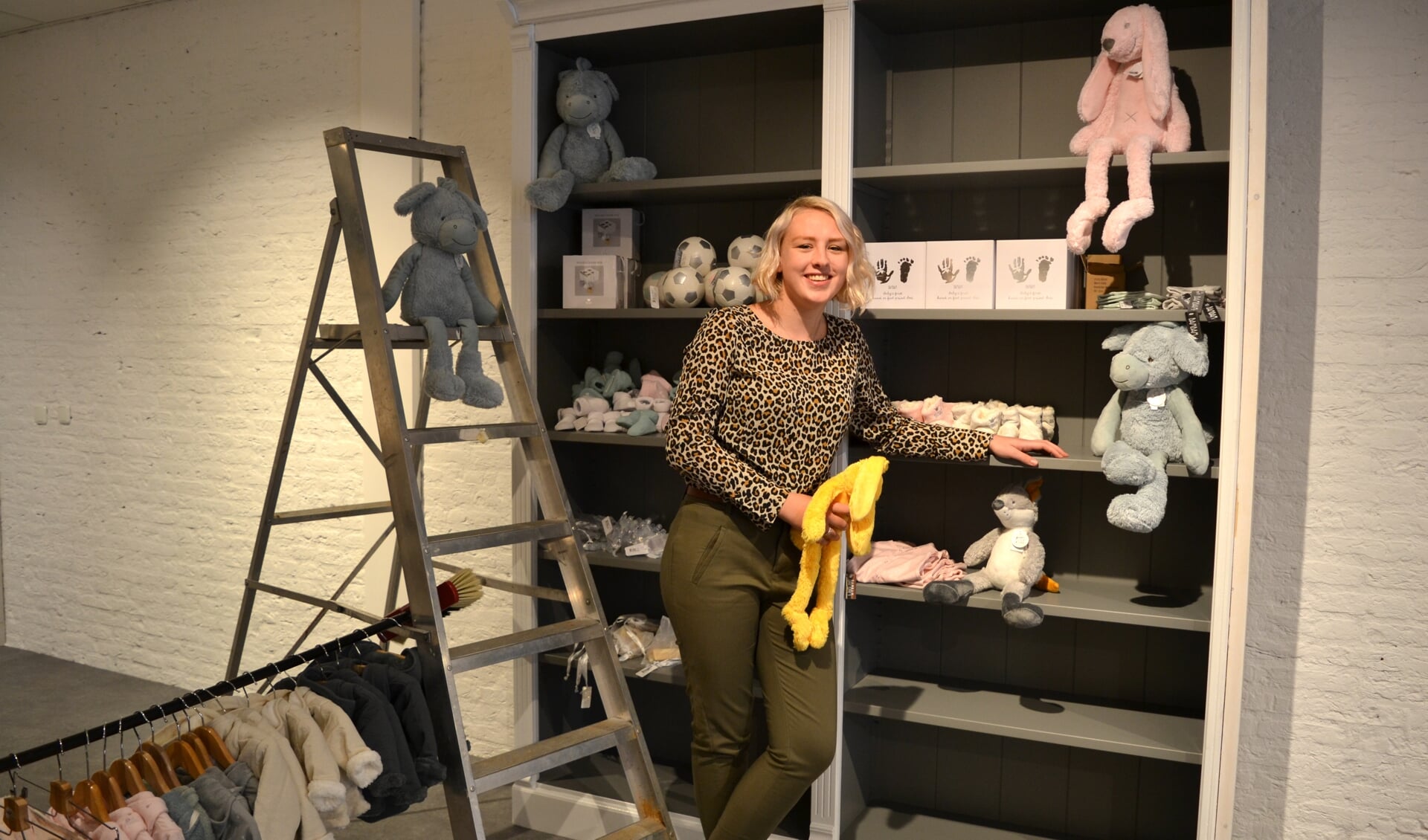 Julia Kranen hier nog volop bezig met het inrichten van haar winkel 'Per Bambini'.