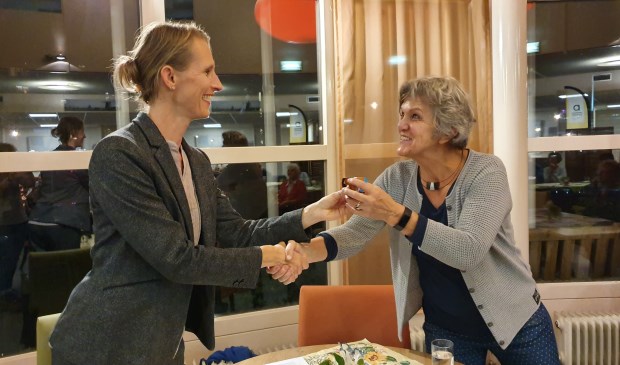 Jana Smith overhandigt het eerste potje met Vergeet-me-niet zaadjes aan Paulien Geraerts