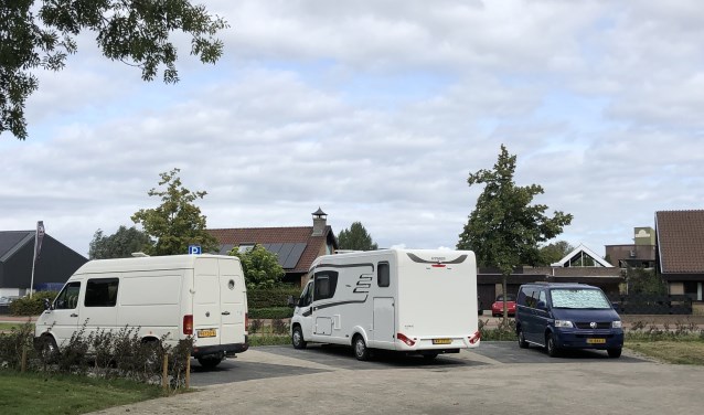 De plekken zijn vaak bezet door de meest uiteenlopende campers.